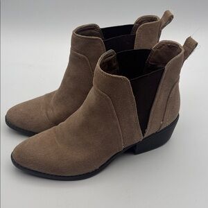 White Mountain light tan suede ankle boots with elastic panels. Size 8.5.
